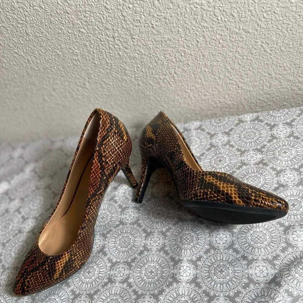 I.N.C~Sleek~Shiny~Snakeskin Design~Faux Leather~Pointed Toe~Pump~Heel~Size 6